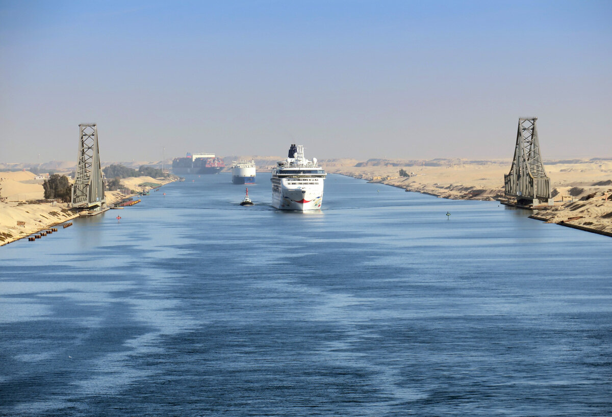Закрыть или переделать Суэцкий канал не выйдет, объём торговли через него просто огромен. На одном только праве прохода через канал Египет зарабатывает 7 миллиардов долларов в год – 10% ВВП страны.