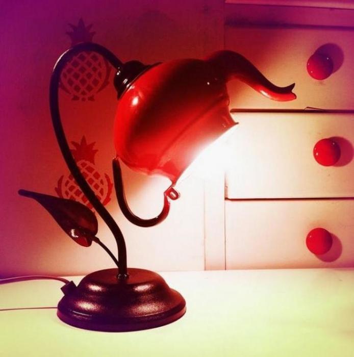 Чайник — идеальный плафон для лампы. /Фото: 4.404content.com