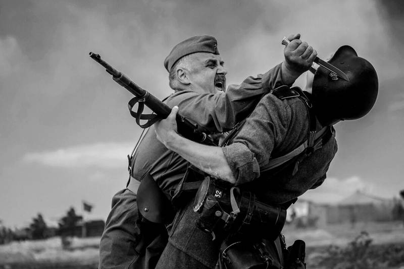 И чёрный нож вонзил в фашиста