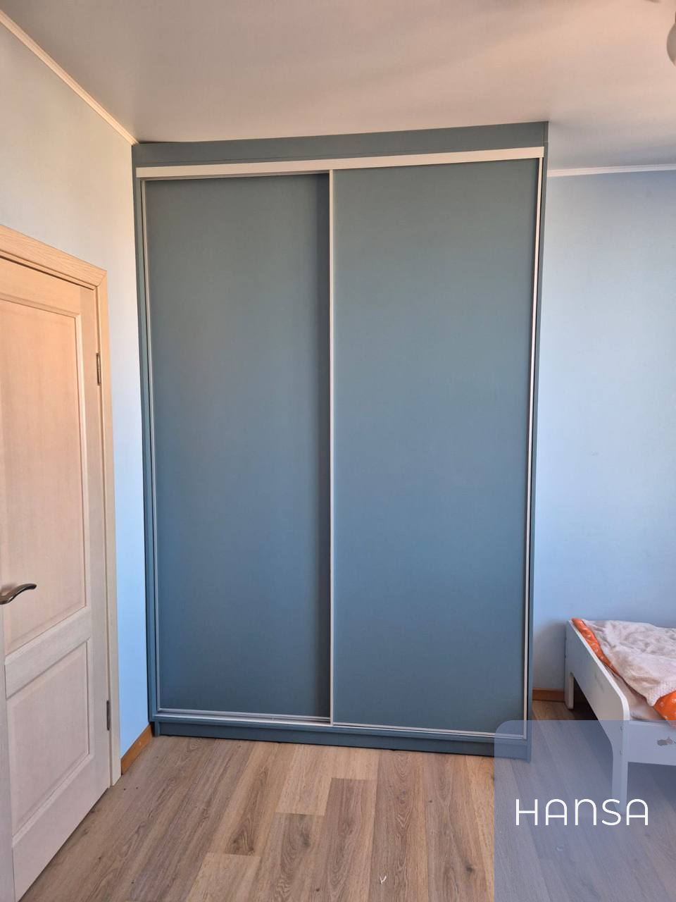Шкаф-купе серого цвета в спальню