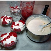 Крем - сливки с малиной и лимоном.