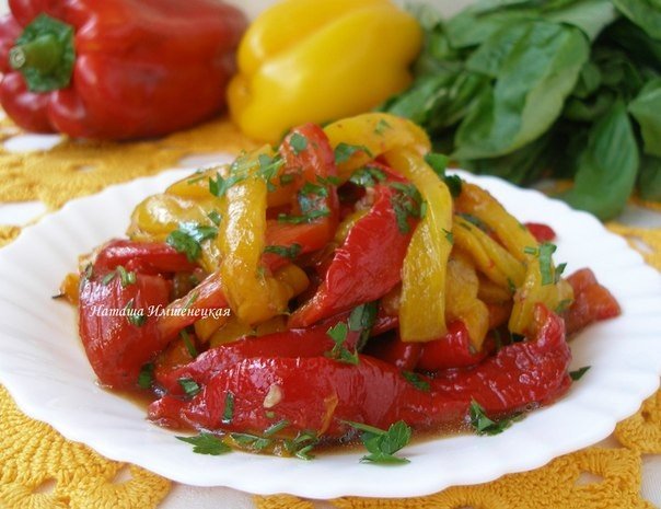 Салат из печеных перцев — обязательное летнее блюдо