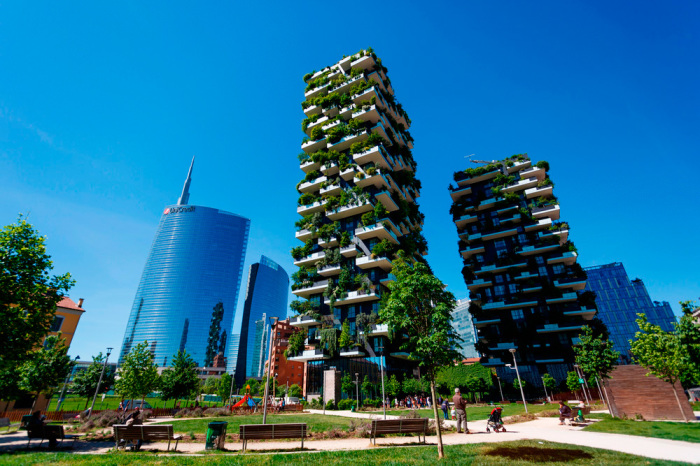 Буйная зелень на фасаде «Bosco Verticale» украшает весь район Porta Nuova (Милан). | Фото: weekend.rambler.ru.