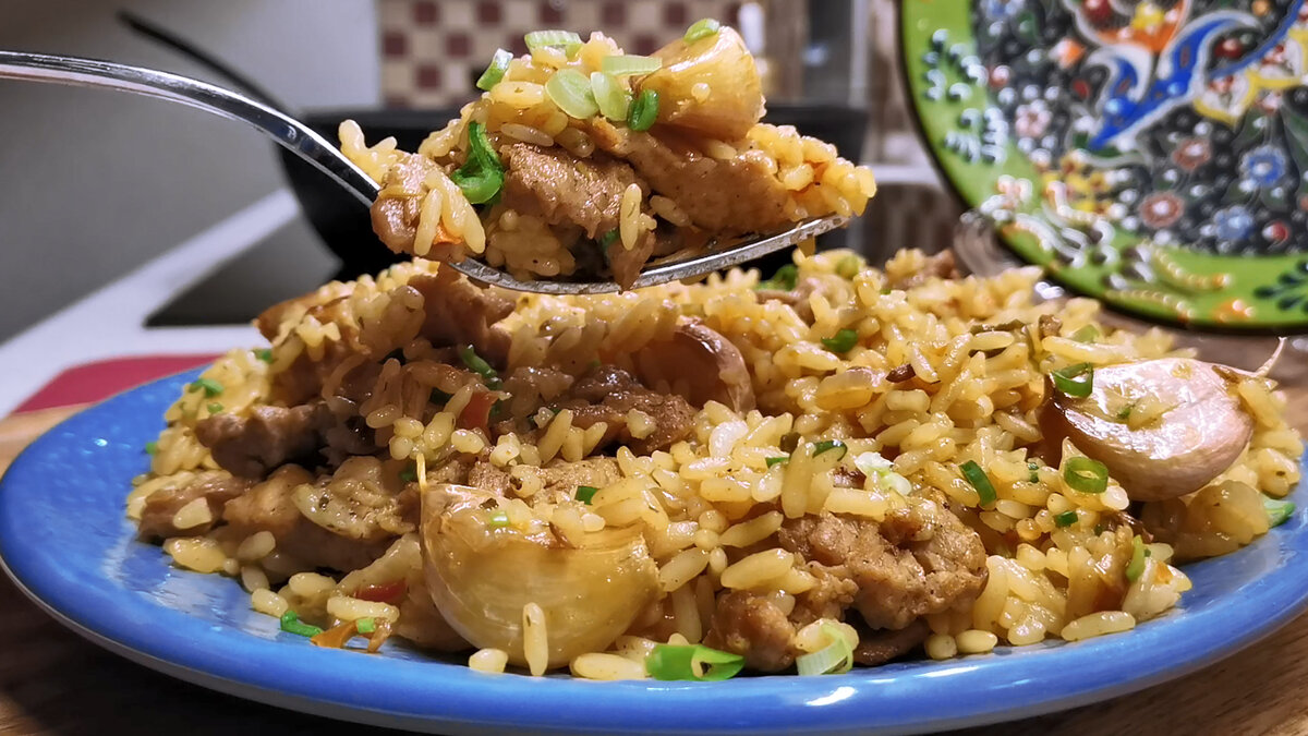 Быстрый плов с мясом и сухими овощами на сковороде