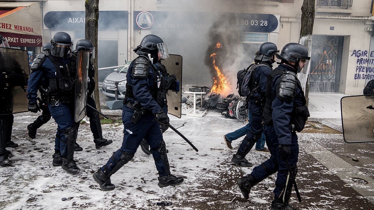 Полиция задержала в Париже группу людей, устроивших погром на акции протеста