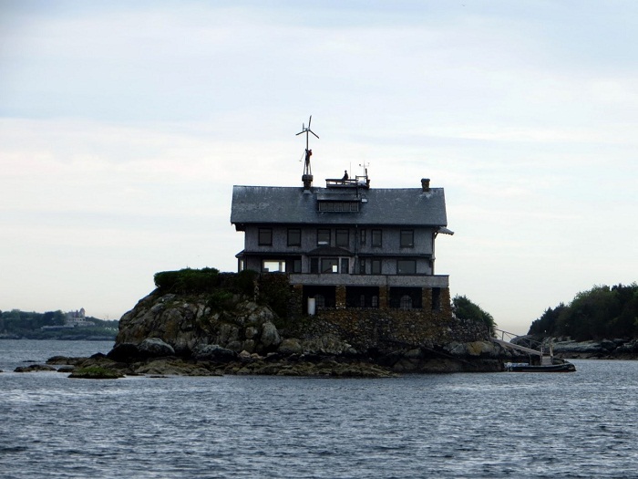 Дом на скалистом острове, или Как выразить протест и защитить свою недвижимость архитектура