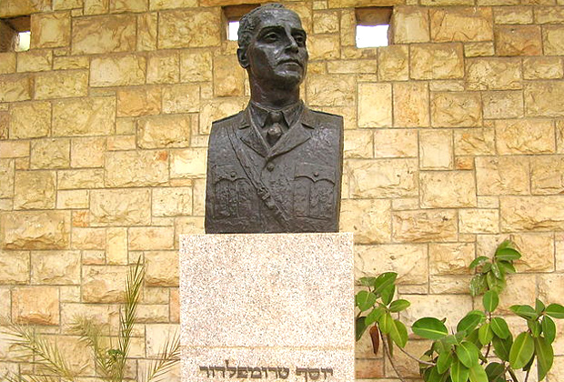 Бюст Иосифа Трумпельдора в Тель-Авиве