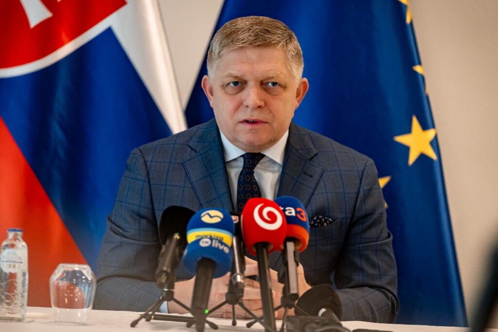 Фицо призвал ЕС отменить санкций на импорт газа и нефти из РФ