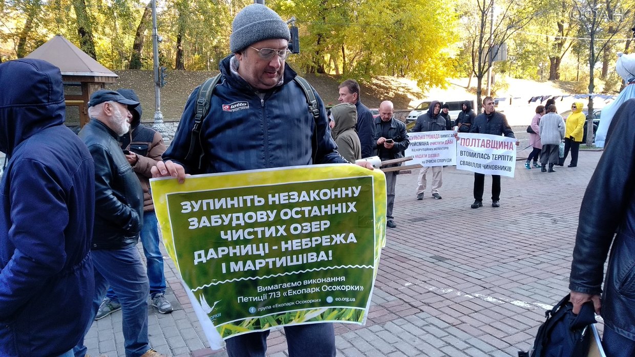 Протестующие против незаконных строек повесили Гройсмана у камина Украины