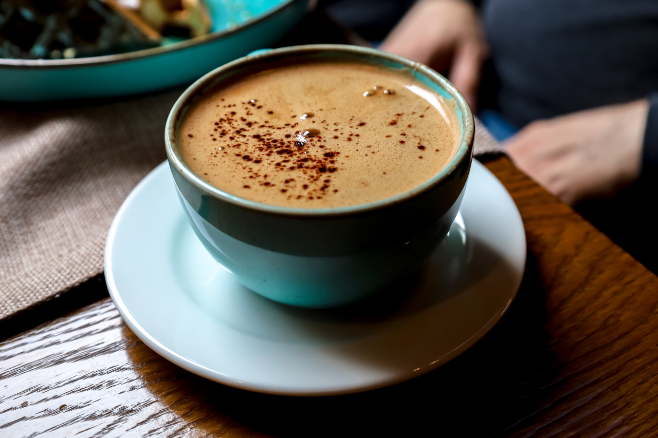Учёные рассказали о влиянии кофе на снижение риска смерти при сидячей работе