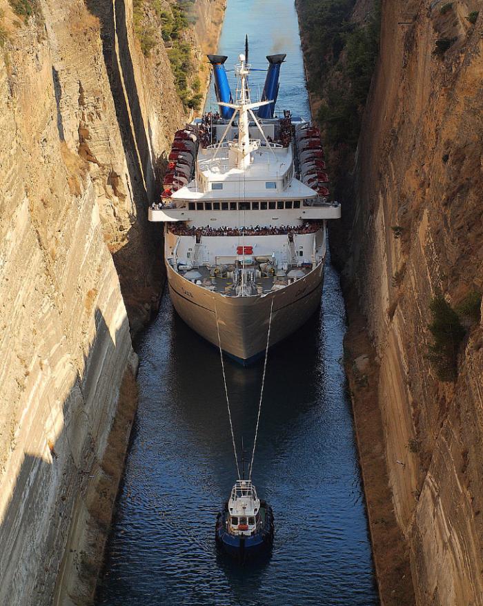Коринфский судоходный канал – самый узкий в мире (12 фото)