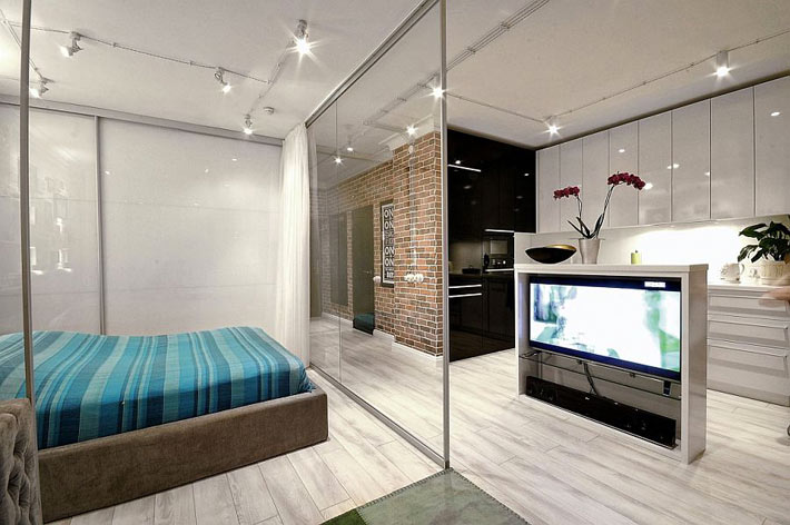спальня за прозрачной перегородкой в однокомнатной квартире