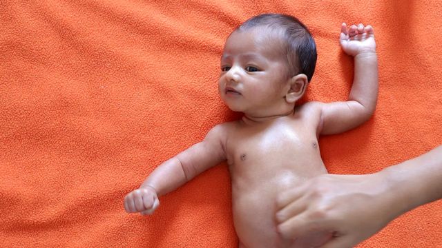 Как южноазиатский массаж может улучшить здоровье ребенка и даже спасти ему жизнь