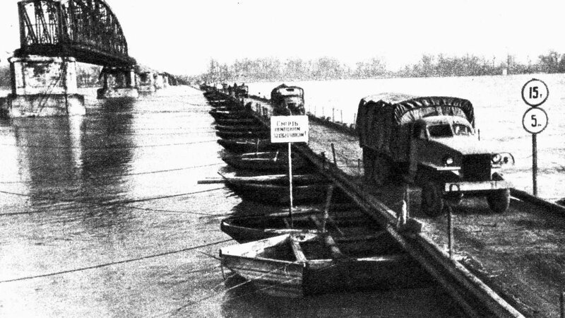 Переброска автотехники по деревянному наплавному мосту через Дунай. Март 1945 года авто, автоистория, военная техника, история, переправа, понтон, понтонно-мостовая переправа