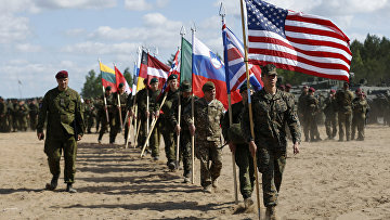 Солдаты из стран НАТО на открытии учений Saber Strike 2015 в Пабраде, Литва