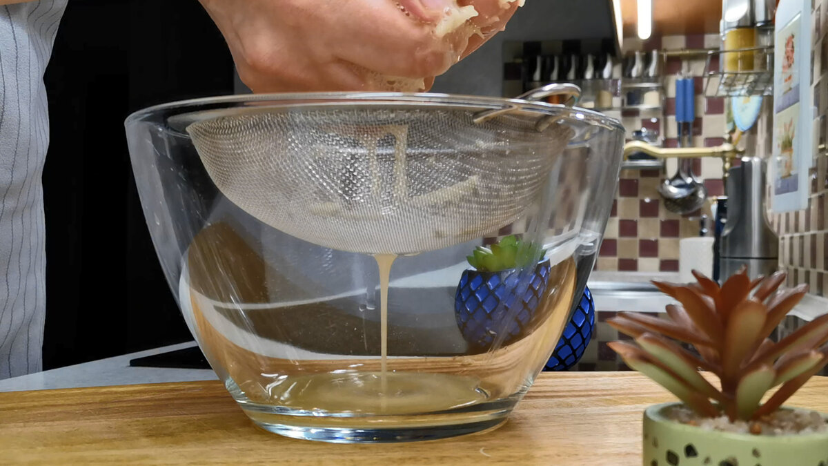 У меня все кабачки сейчас уходят на вкуснейшие котлеты. Часть съедаем сразу, остальное в морозилку и зимой едим У меня все кабачки сейчас уходят на вкуснейшие котлеты. Часть съедаем сразу, остальное в морозилку и зимой едим котлеты, перец, крупной, только, очень, сразу, проминаем, овощные, можно, сметана, укроп, чеснок, присаливаем, слегка, просто, сухарях, минут, зимой, выкладываем, сухари