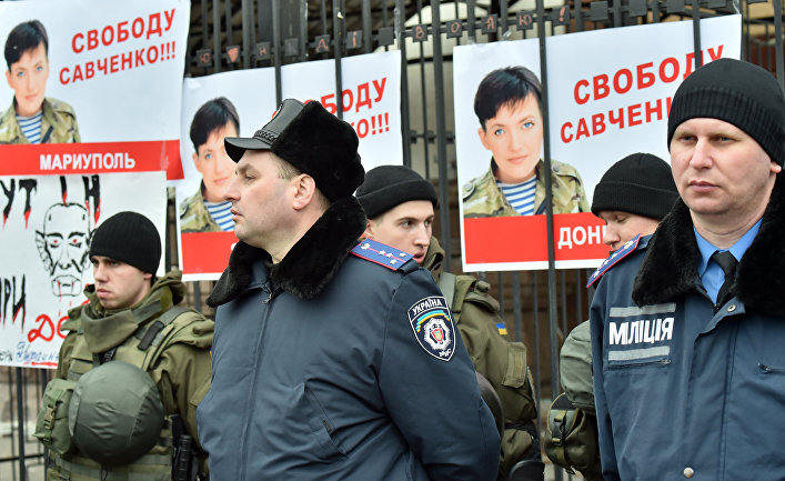 Милиция охраняет здание посольства России в Киеве во время акции протеста