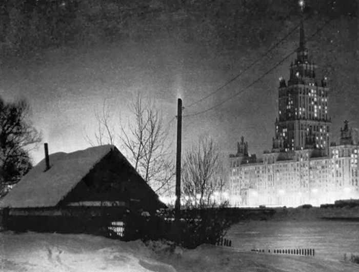 Мрачное прошлое смотрит на угрюмое будущее. Мрачное прошлое смотрит на угрюмое будущее.