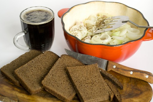 Выкладываем в емкость для тушения мясо курицы, покрываем луком.