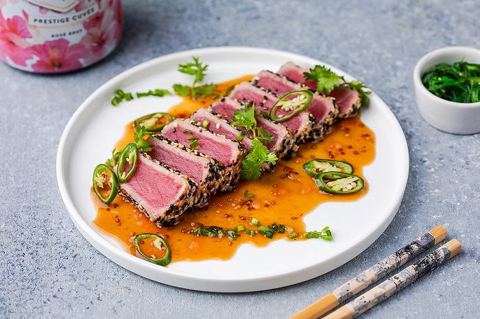 Блюда татаки готовятся с помощью газовой горелки. / Фото: gastrobarmoscow.ru
