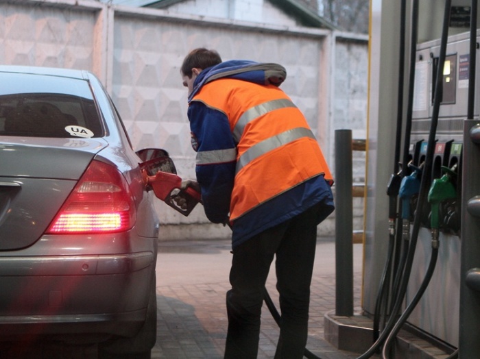 Опытные заправщики знают, как сэкономить на топливе. | Фото: segodnya.ua.