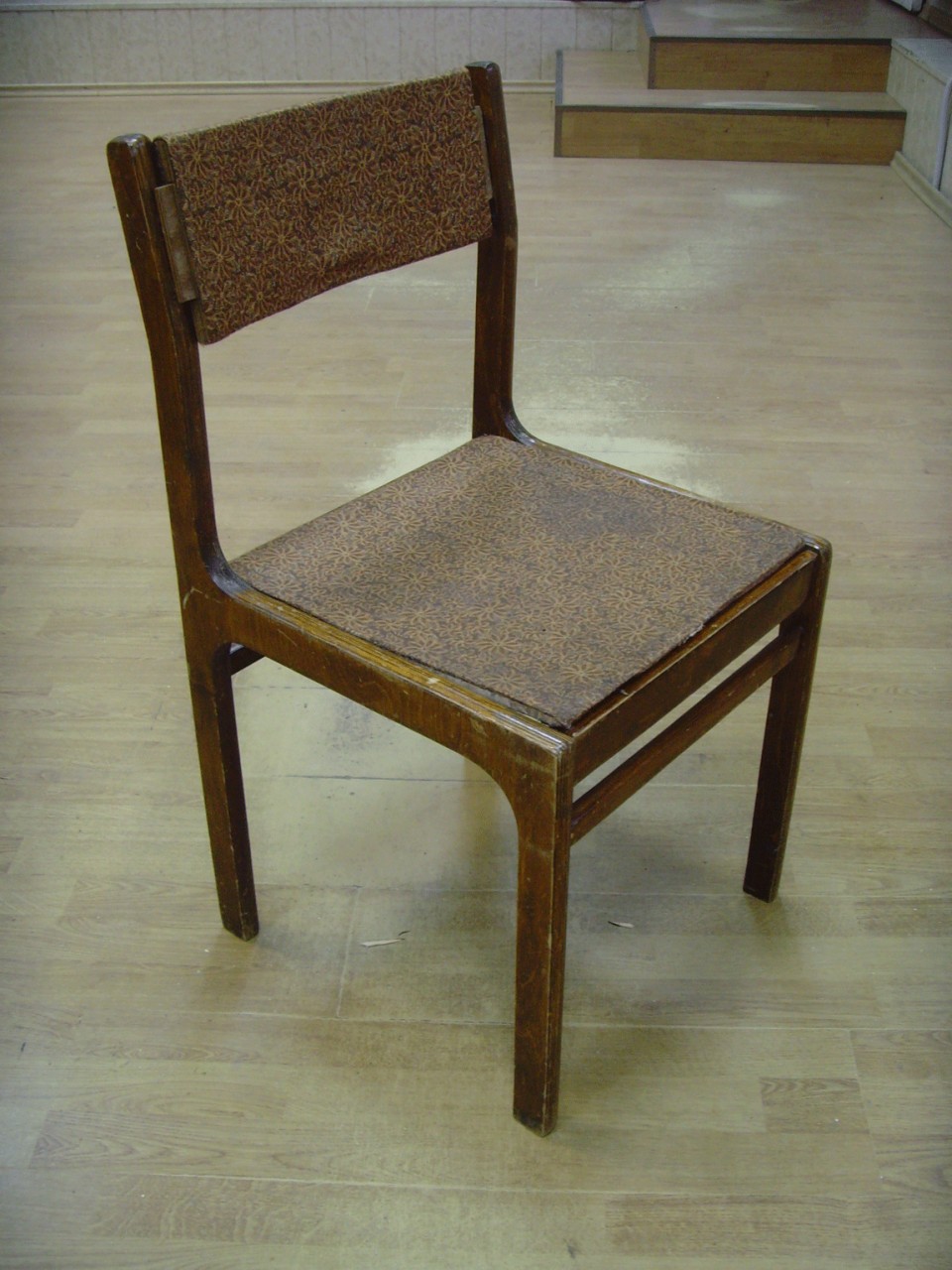 фото деревянного стула со спинкой