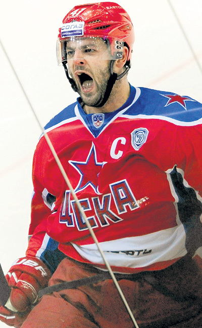 В НХЛ Александр РАДУЛОВ пересчитал рёбра партнёру по команде. Фото Дарьи ИСАЕВОЙ/«Советский спорт»