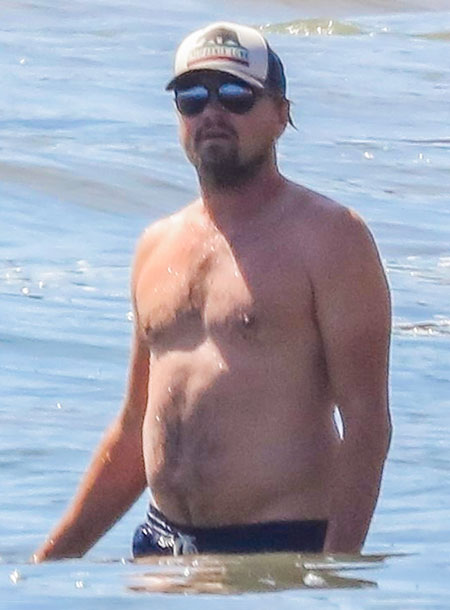 Леонардо Ди Каприо проводит время на пляже в Малибу со своей семьей и девушкой Камилой Морроне Звезды,Звездные пары