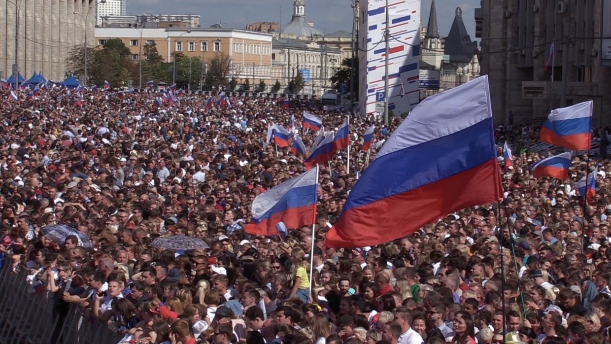 Большой народ. Россияне. Митинг с флагами. Митинг с флагами России. Толпа с российскими флагами.