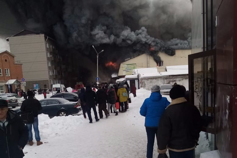 Пожар в искитиме сегодня. Пожар ТЦ В Искитиме. Пожар в ТЦ Новосибирска. Пожар в Искитиме 2020 году ТК Центральный. Искитим новости пожар.