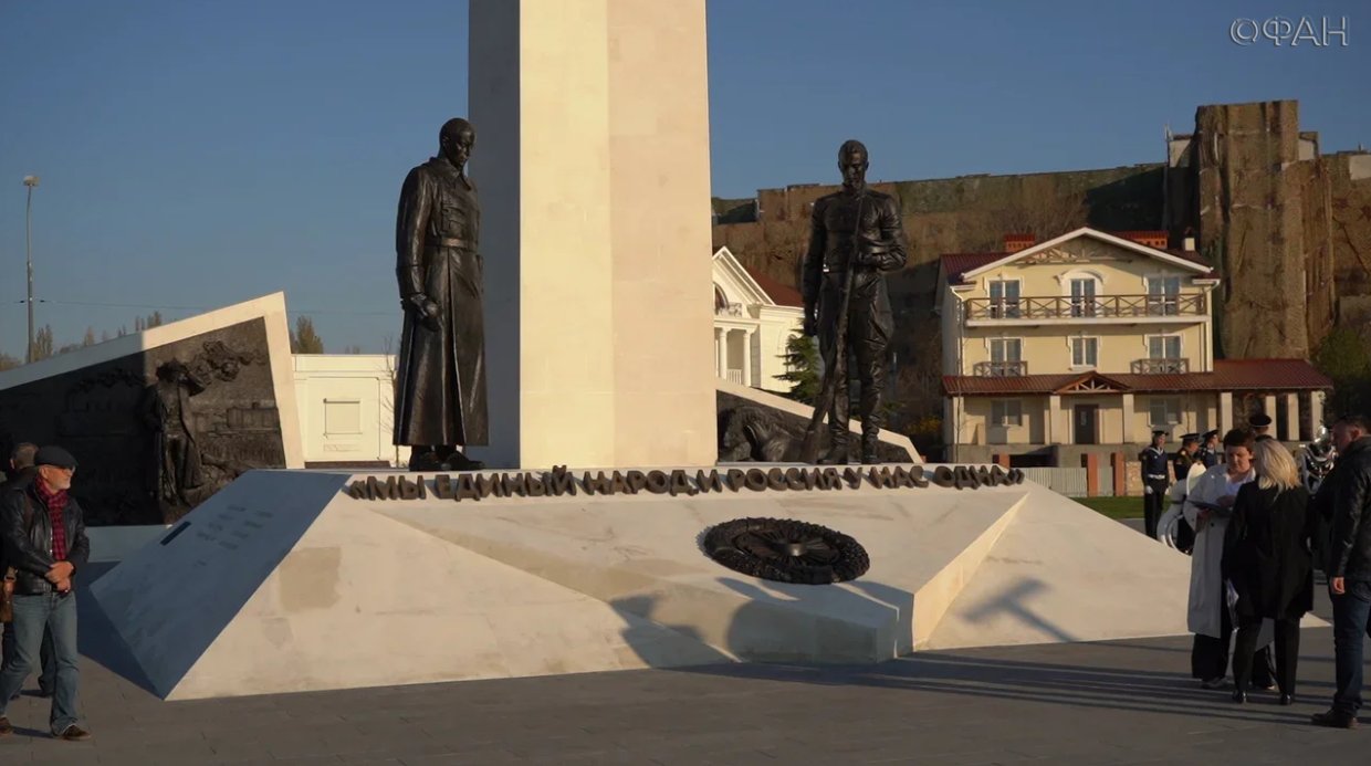 Памятники видео. Памятник примирения в Севастополе. Новый памятник в Севастополе. Новый монумент в Севастополе.