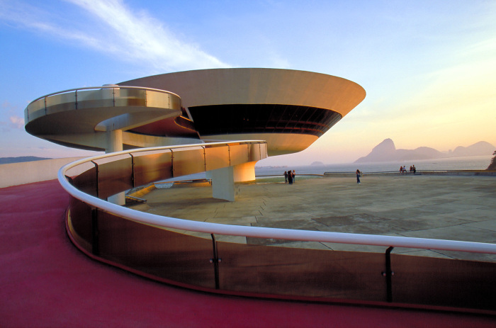 Знаменитое архитектурное творение Оскара Нимейера в стиле модернизма.