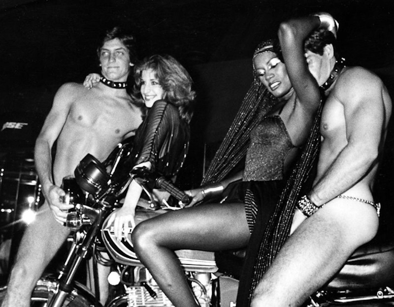 Моднейший фотограф Франческо Скавулло в компании танцовщицы в Studio 54.