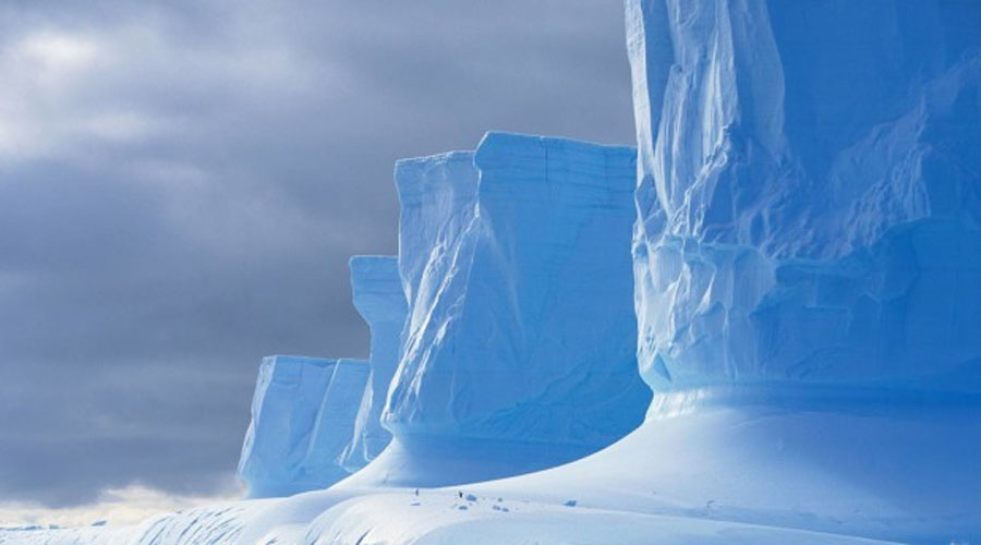 Антарктида Глобальное потепление не миф, не верьте бульварной прессе. Согласно последним исследованиям, скорость таяния ледяного покрова Антарктиды возрастает с каждым годом. Ученые NASA лоббируют закон, запрещающий коммерческим судам входить в антарктические воды. Есть шанс, что в ближайшее десятилетие попасть на материк смогут только научные экспедиции.