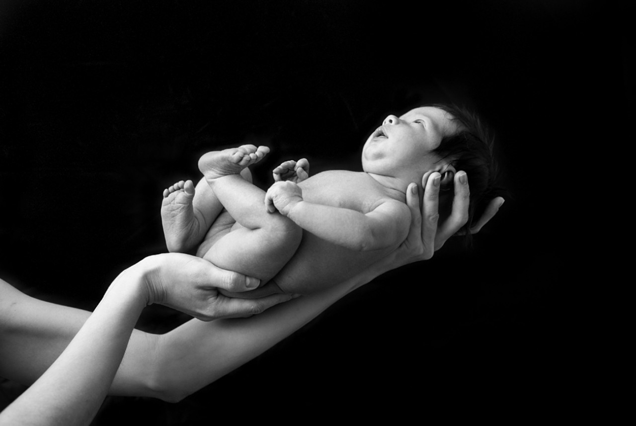 Фотосессия новорожденных черно белая