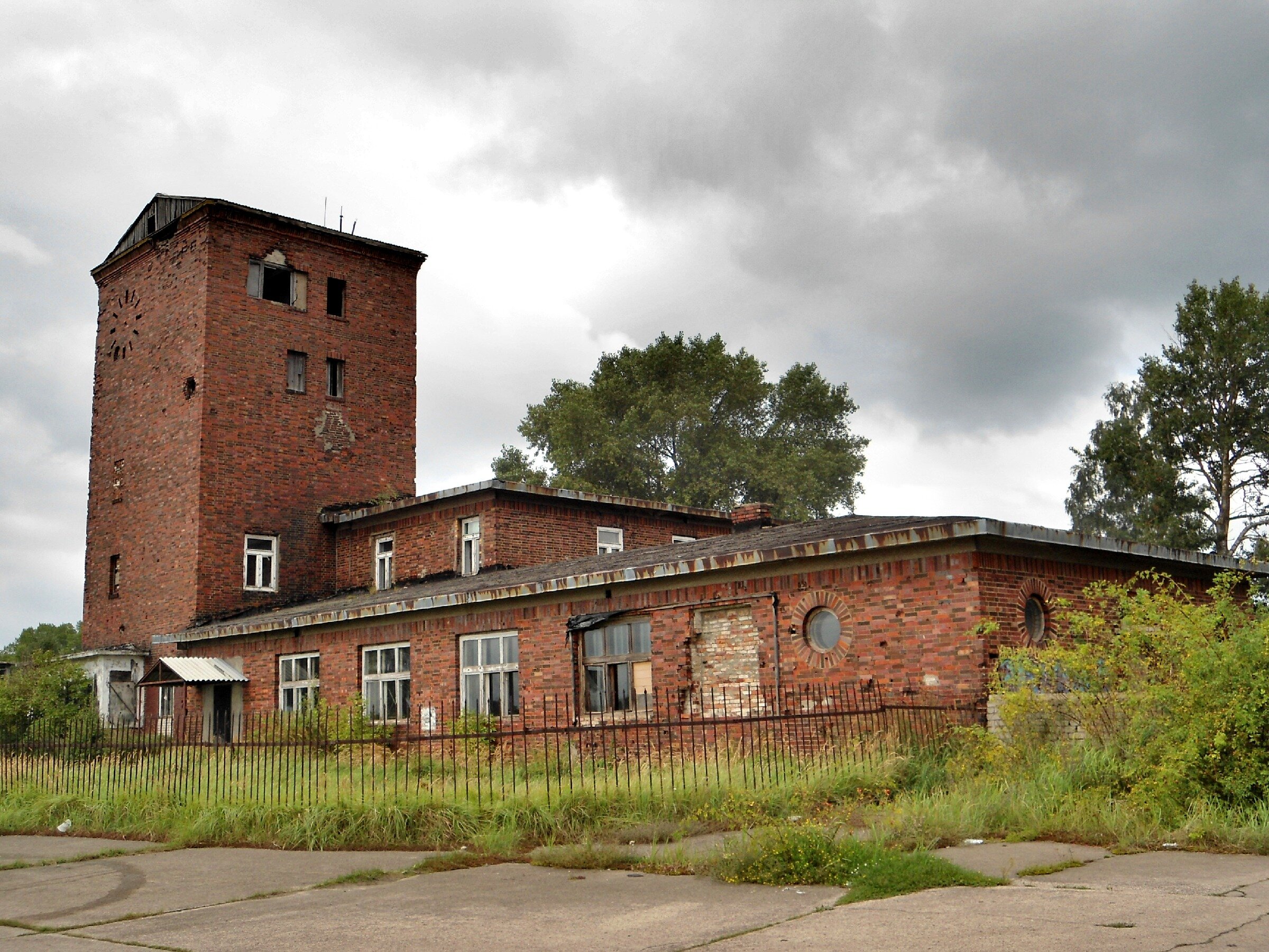 Заброшенный немецкий аэродром Люфтваффе "Нойтиф". Ангар 3