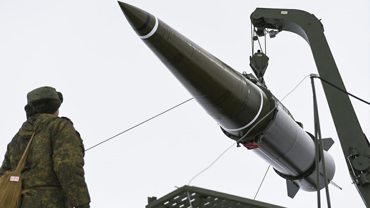 Опубликованы кадры работы «Искандеров» по украинским позициям в Донбассе