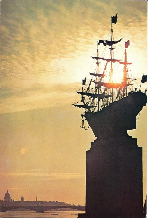 Декоративная композиция с изображением фрегата петровского времени.