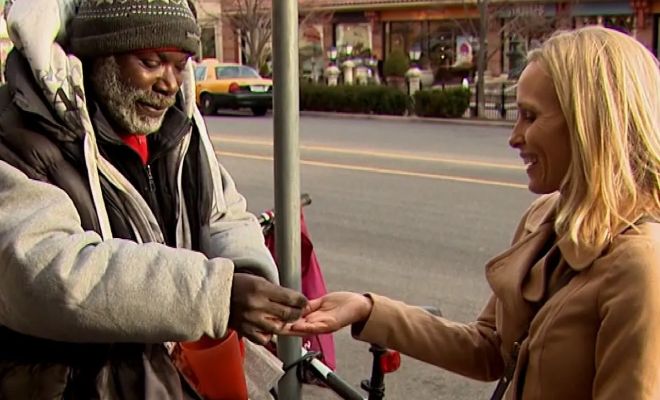 Бездомный нашел на улице кольцо с бриллиантом и решил вернуть владельцу. Решение полностью изменило его жизнь