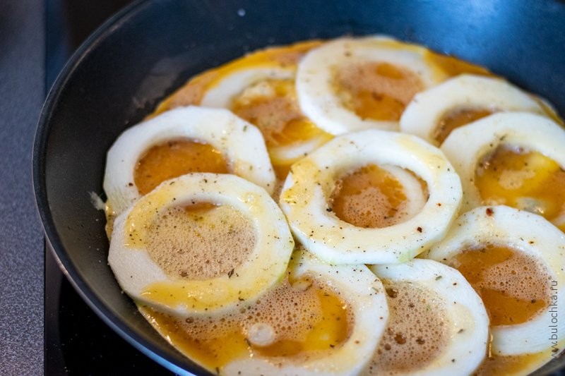 Яичница с кабачками — заливаем взбитыми яйцами кружочки кабачков