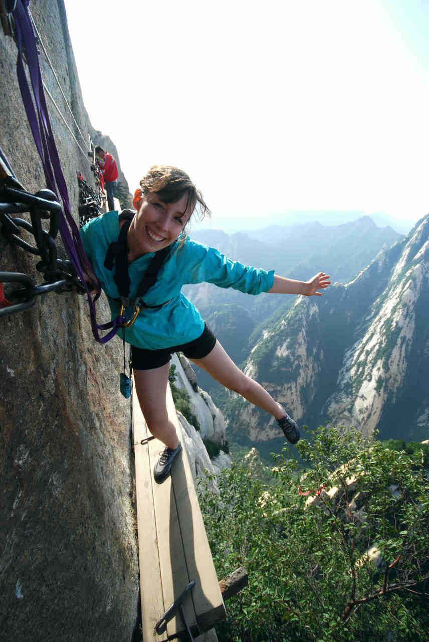 Тропа смерти (Huashan Mountain). Слабонервным лучше даже не смотреть. Тропа смерти (Huashan Mountain). Слабонервным лучше даже не смотреть.
