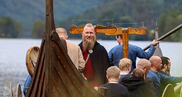 Пара сыграла традиционную свадьбу викингов впервые за последнюю 1000 лет Пара сыграла традиционную свадьбу викингов впервые за последнюю 1000 лет