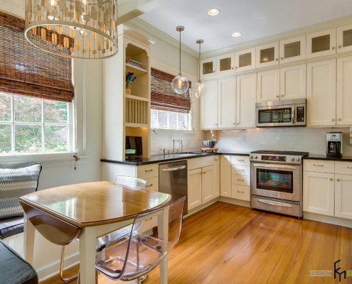 Обеденный стол занимает центральное место в интерьере уголка