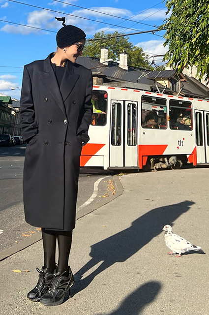 Гвинет Пэлтроу в золоте, Джулия Фокс в фольге, Рената Литвинова с "антенной": 12 образов недели по версии редактора моды Звездный стиль