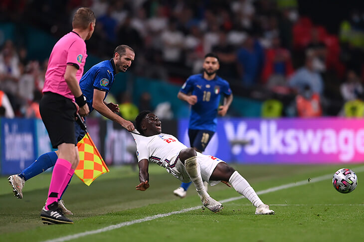 кьеллини тянет саку