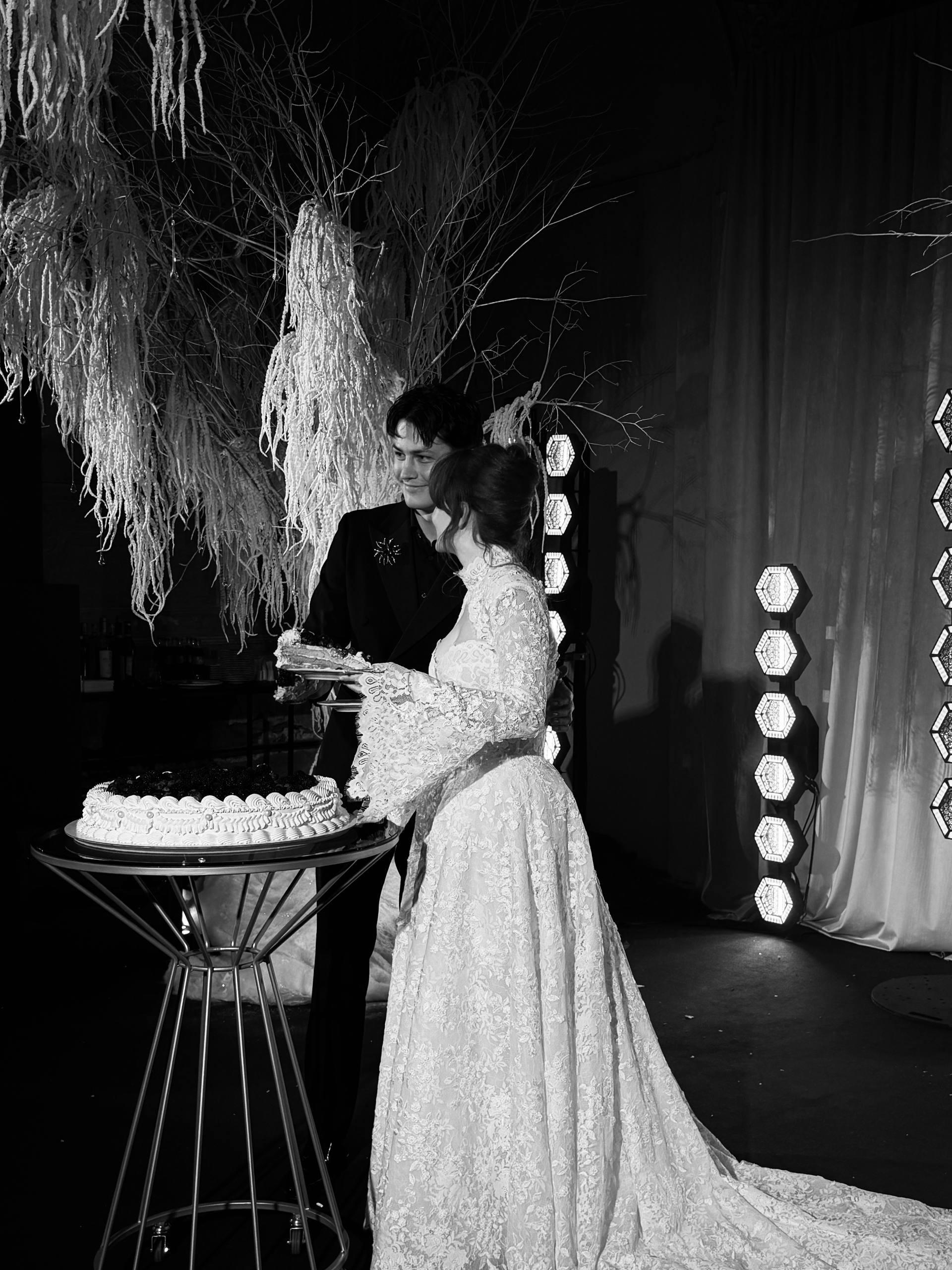 Внучка Иосифа Бродского вышла замуж: и это самая красивая свадьба, которую мы когда-либо видели format-article,noindex,tiktok (тикток),социальная сеть,александр бродский,алексей руткис,Знаменитости,Иосиф Бродский,лента,ру,издание,мария руткис,рая вольперт