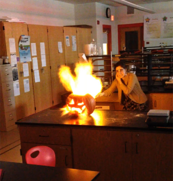21. Преподаватель химии каждый год на Хэллоуин устраивает взрыв тыквы  подборка, учитель, юмор