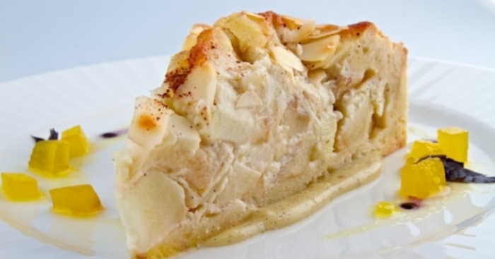Яблочный пирог с ванильным соусом. Фото: alinmir.ru