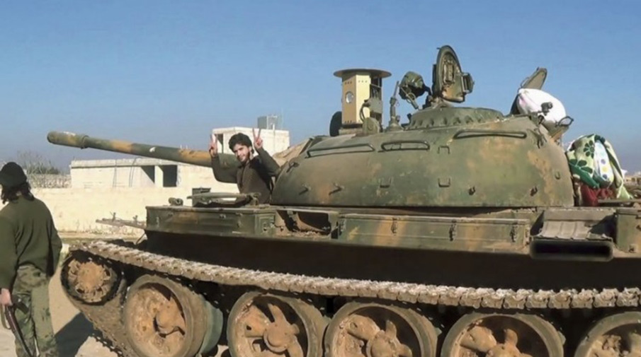 Сирийский Т-55, показанный телеканалом РТ 3 февраля 2016 г., с установленным на башне устройством оптико-электронной защиты. Фото: RT
