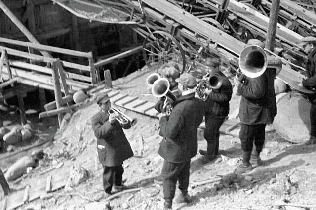 Самодеятельный оркестр на строительстве канала Москва-Волга. 1933 г.